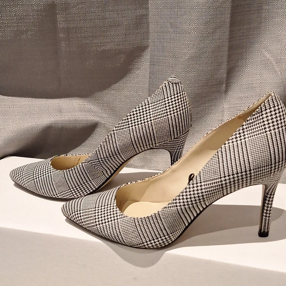 Marc Fisher Darren Black And White Hounds Tooth Pointy Toe Pump Size 7 M